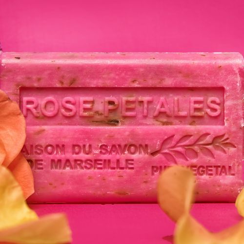 Rose Petales - săpun exfoliant cu unt de karité